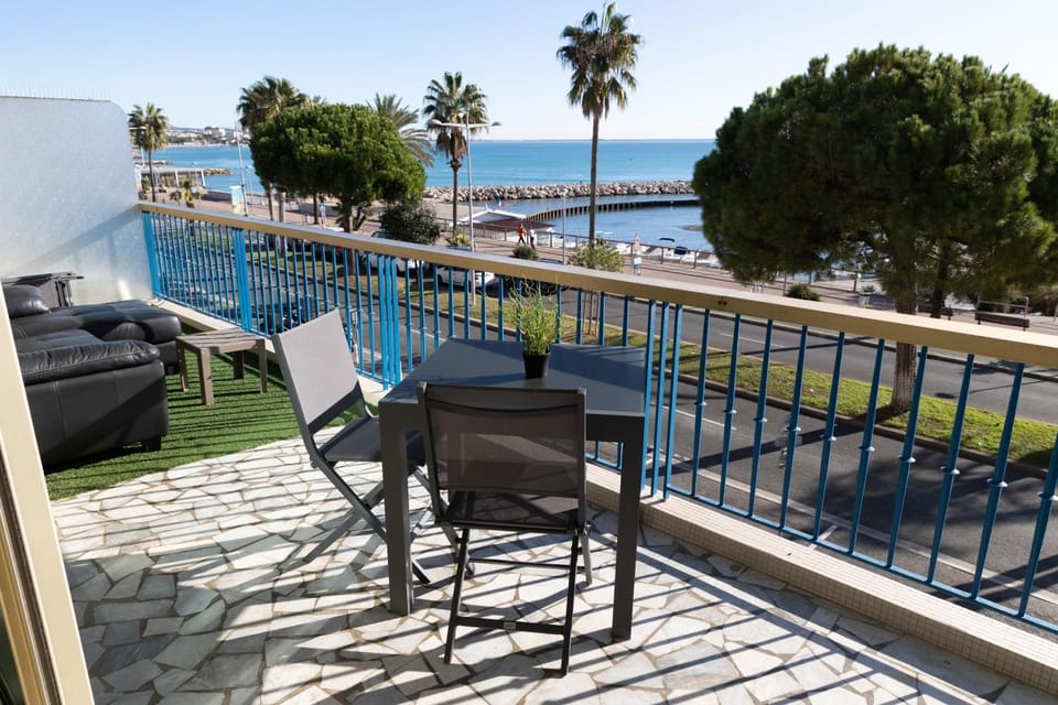 Appartement vue mer Apartment in Cagnes-sur-Mer