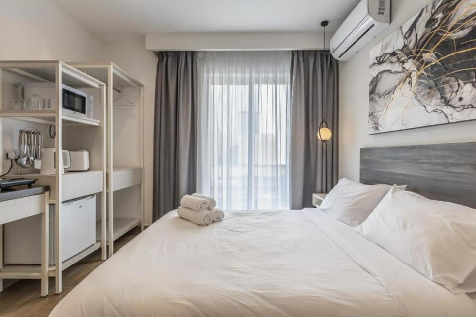 Bed, Kitchen or kitchenette, Photo of the whole room, Bedroom, minibar, towels, air conditioner