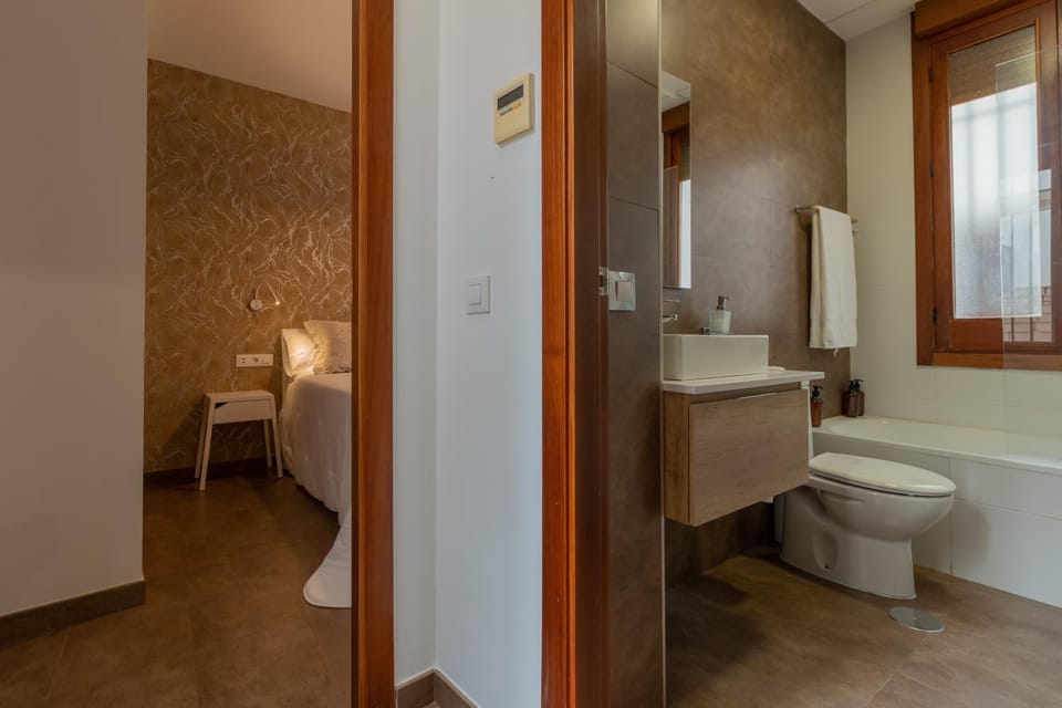 Shower, Toilet, Bathroom, Bath, bidet, towels