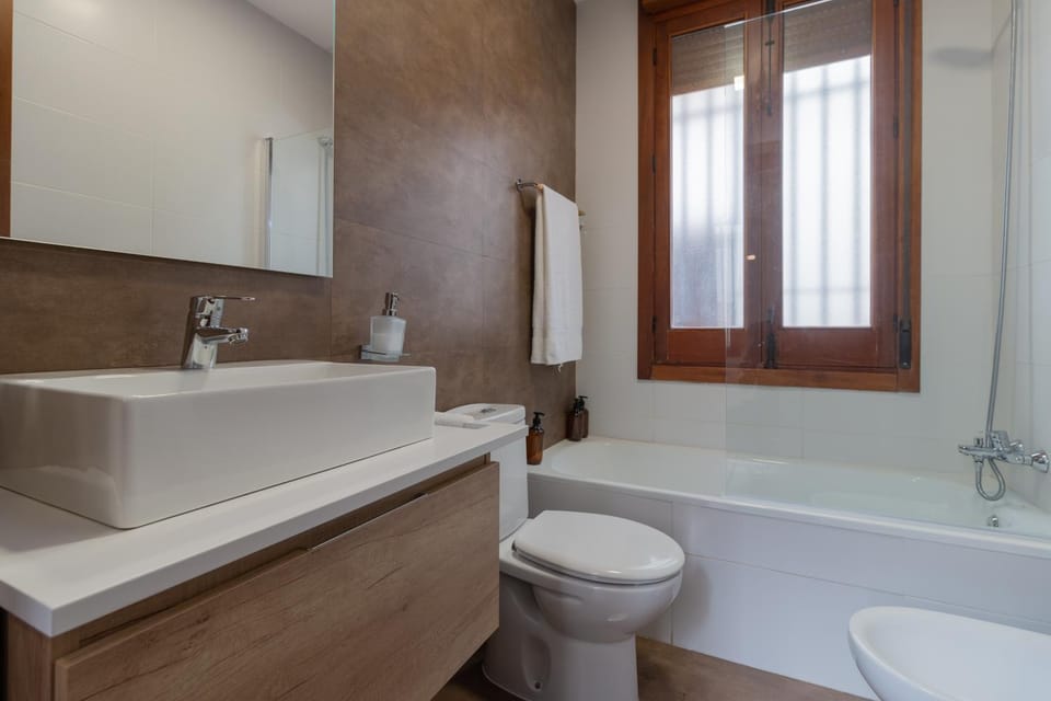 Shower, Toilet, Bathroom, Bath, towels