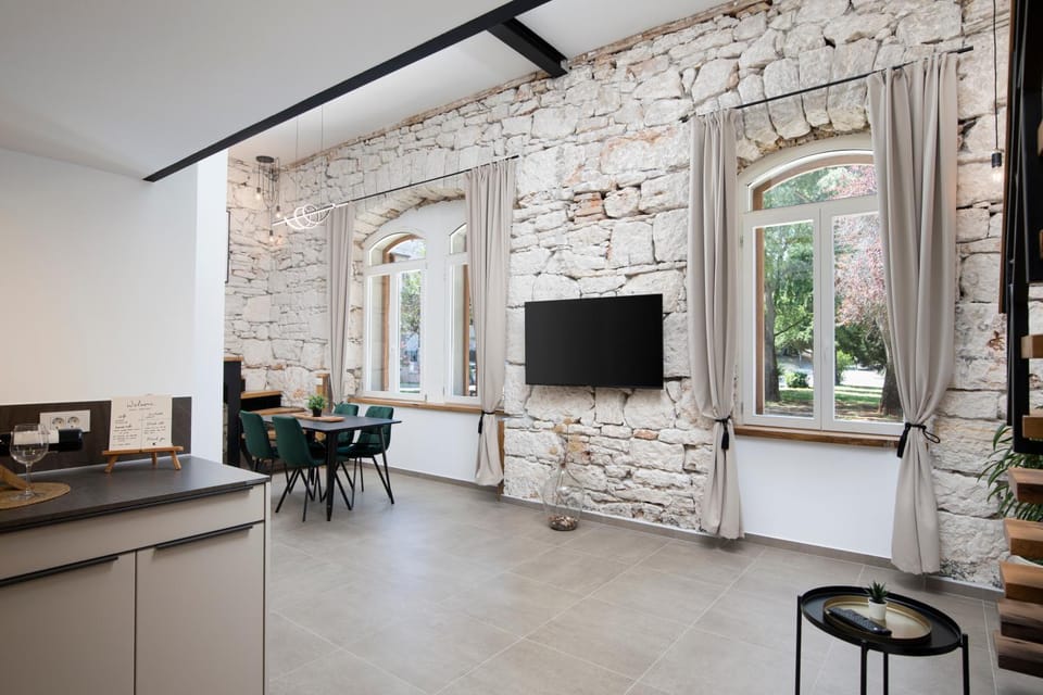 Communal lounge/ TV room, Dining area, Evening entertainment