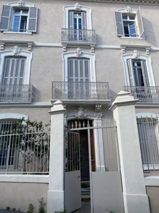 White Wood Apartment in Narbonne