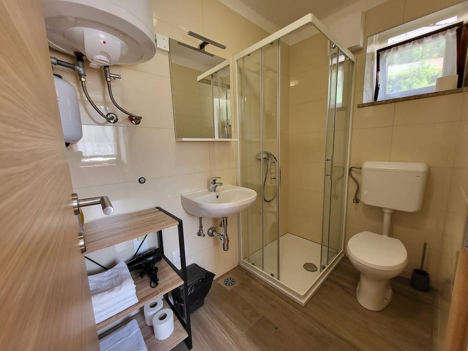 Shower, Toilet, Bathroom, towels