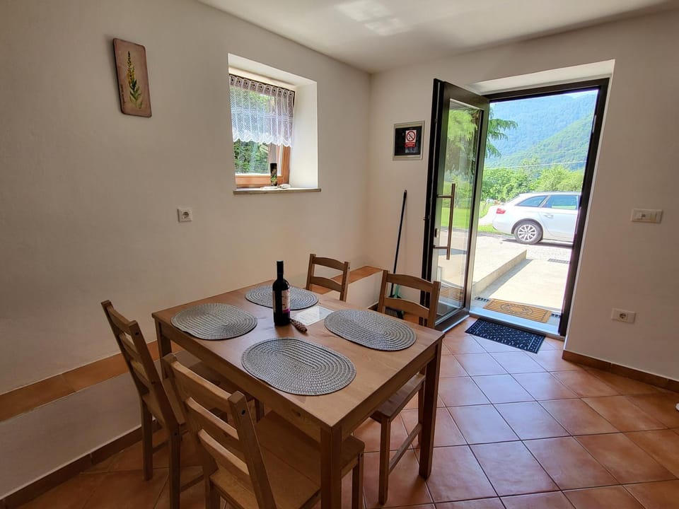 Day, Seating area, Dining area
