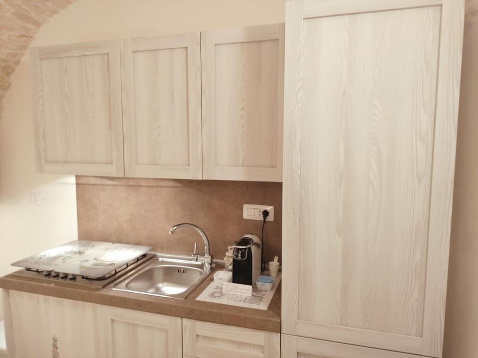 Coffee/tea facilities, Kitchen or kitchenette, stove, stove, kitchen