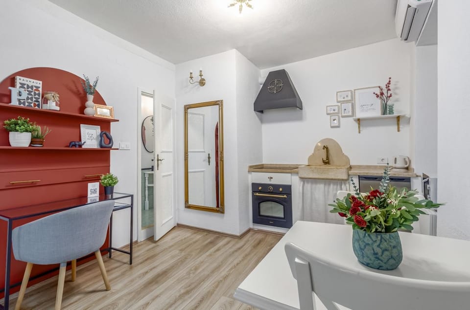 Kitchen or kitchenette, Dining area, microwave, oven, stove, stove, kitchen