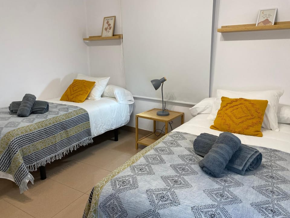 Bed, Bedroom, towels