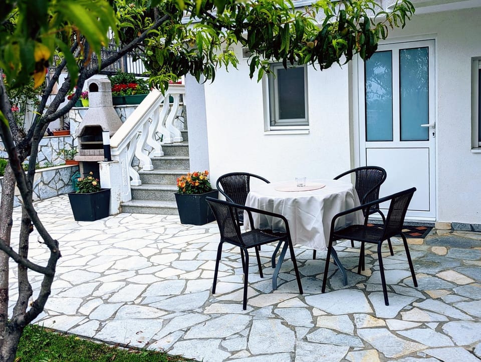 Property building, Garden, Balcony/Terrace, Dining area