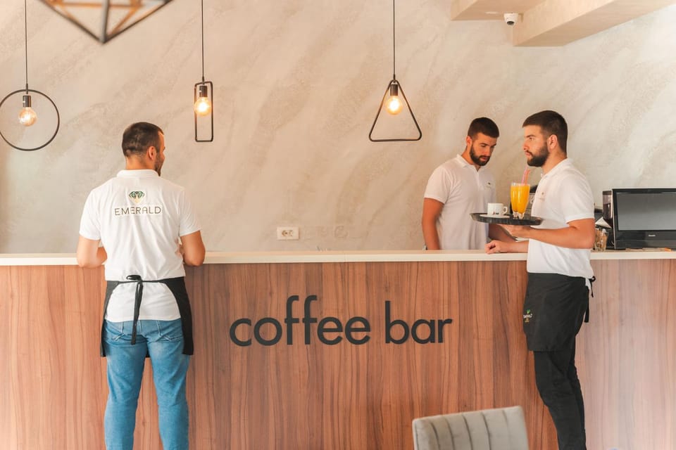 Restaurant/places to eat, Lounge or bar