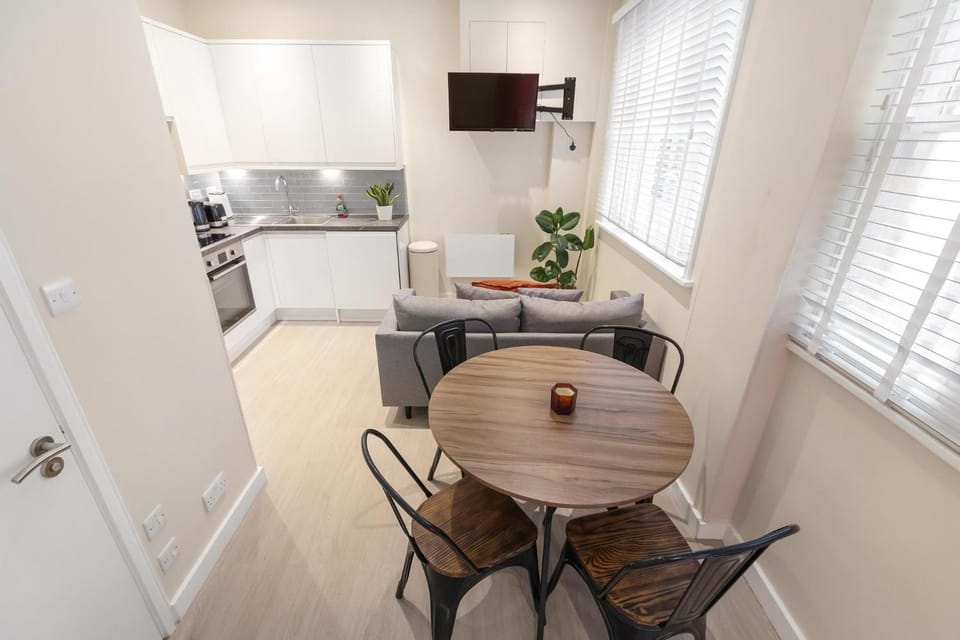 TV and multimedia, Kitchen or kitchenette, Living room, Seating area, Dining area