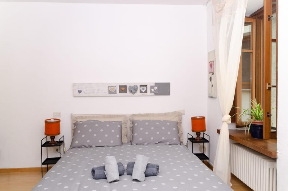 Bed, Photo of the whole room, Bedroom, internet, towels