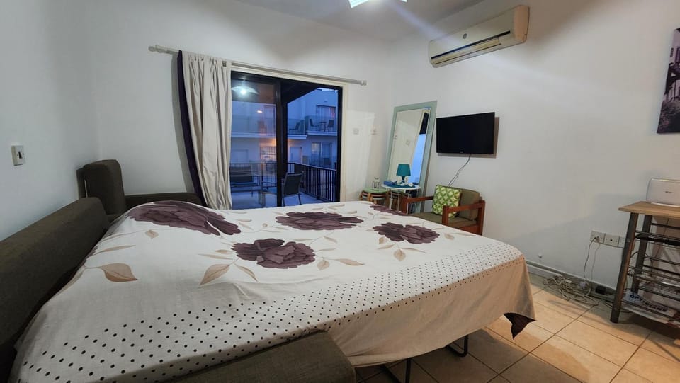 TV and multimedia, Living room, Seating area, Bedroom