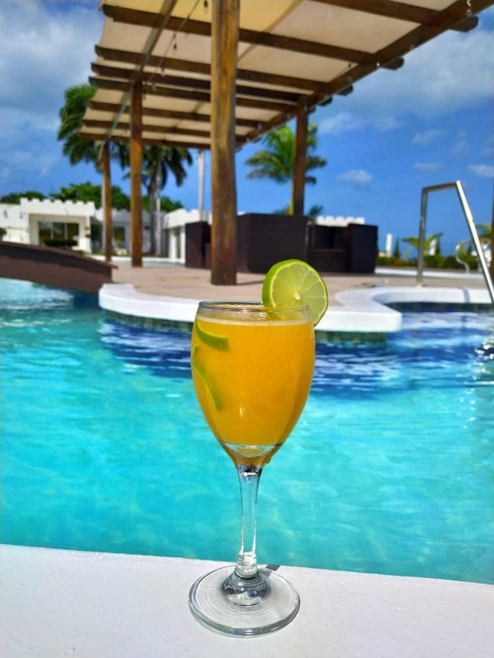 Food and drinks, Pool view, Swimming pool, Drinks