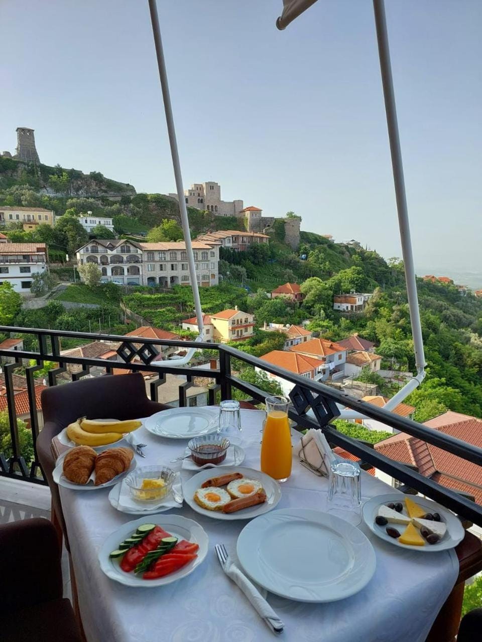 Restaurant/places to eat, Day, Natural landscape, View (from property/room), Balcony/Terrace, Food and drinks, Food, Mountain view, Breakfast, Continental breakfast