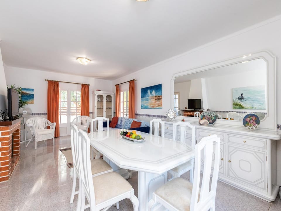 TV and multimedia, Living room, Seating area, Dining area