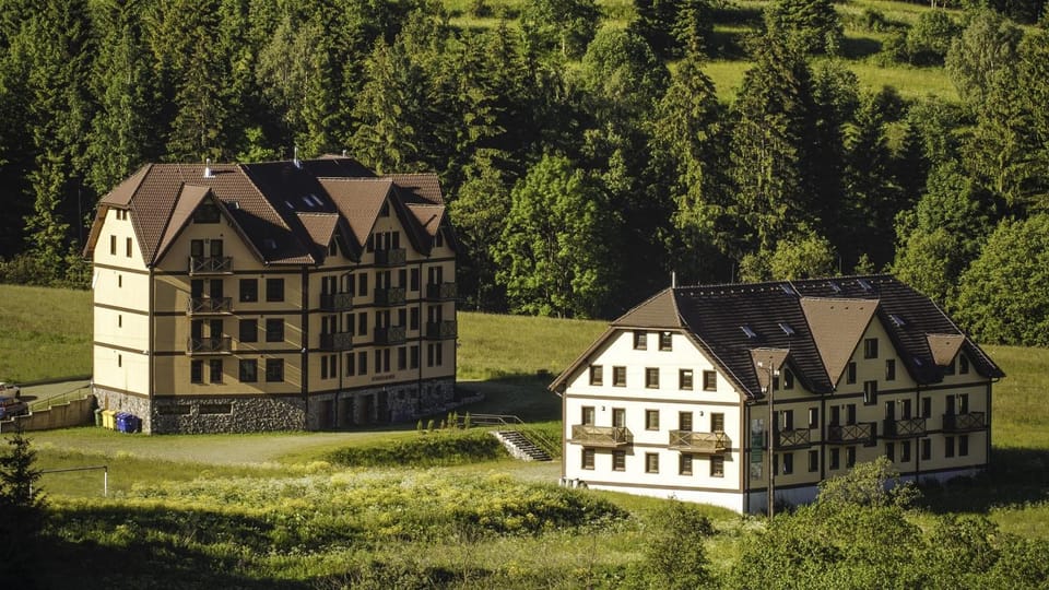 Property building, Restaurant/places to eat, Neighbourhood