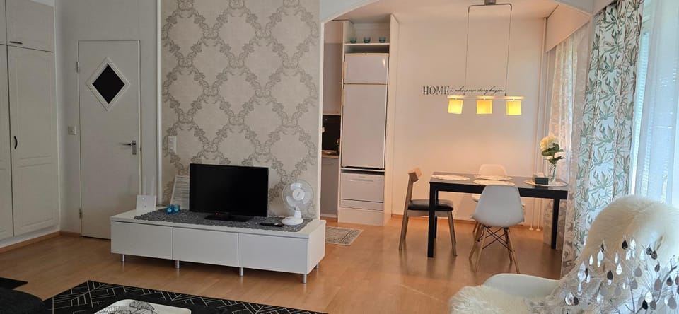 Communal lounge/ TV room, TV and multimedia, Living room