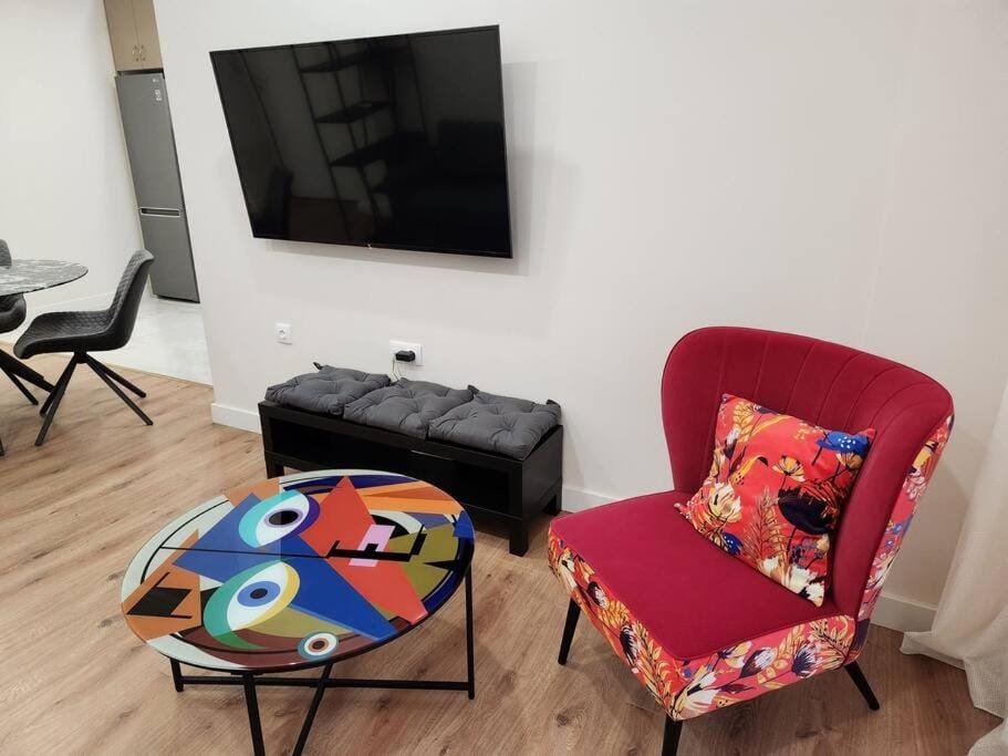 TV and multimedia, Living room, Seating area, Evening entertainment