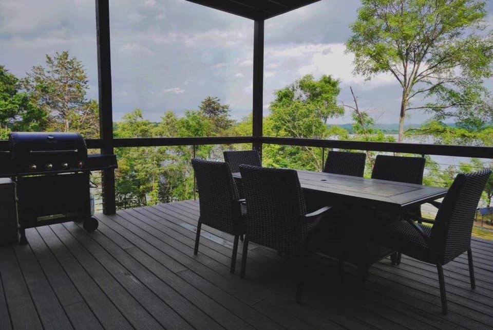 Amazing New House - Waterfront Getaway + Boat Dock House in Douglas Lake
