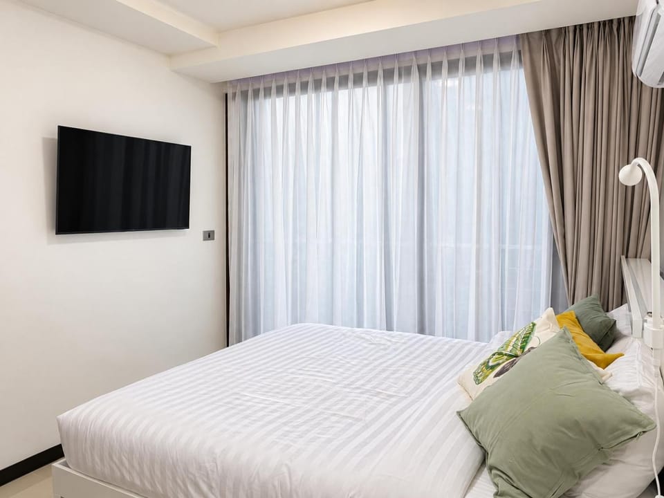 Bed, TV and multimedia, Bedroom