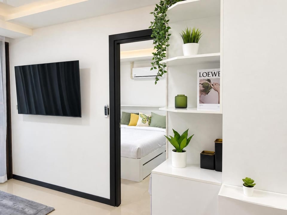 Bed, TV and multimedia, Bedroom