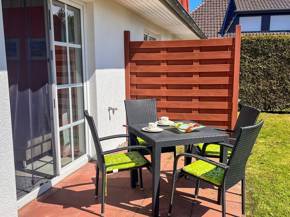 Property building, Balcony/Terrace, Seating area