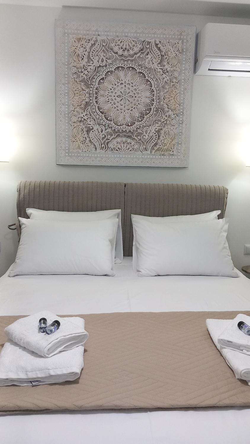 Bed, Bedroom, towels