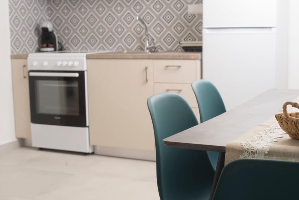 Kitchen or kitchenette, Dining area, oven, stove