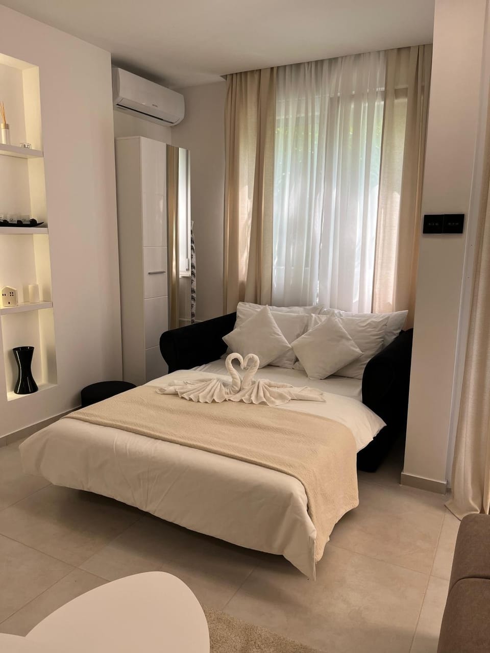 Bed, Bedroom, towels