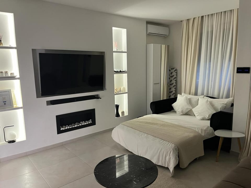 Bed, TV and multimedia, Evening entertainment, Bedroom, air conditioner