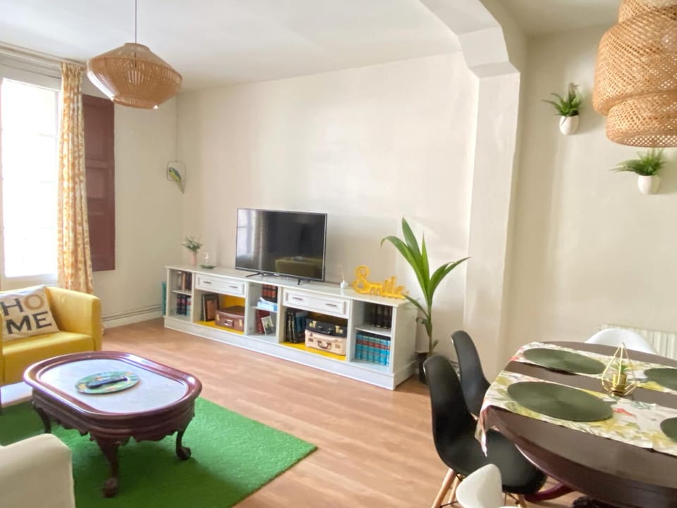 Communal lounge/ TV room, TV and multimedia, Living room, Seating area, Dining area, Evening entertainment