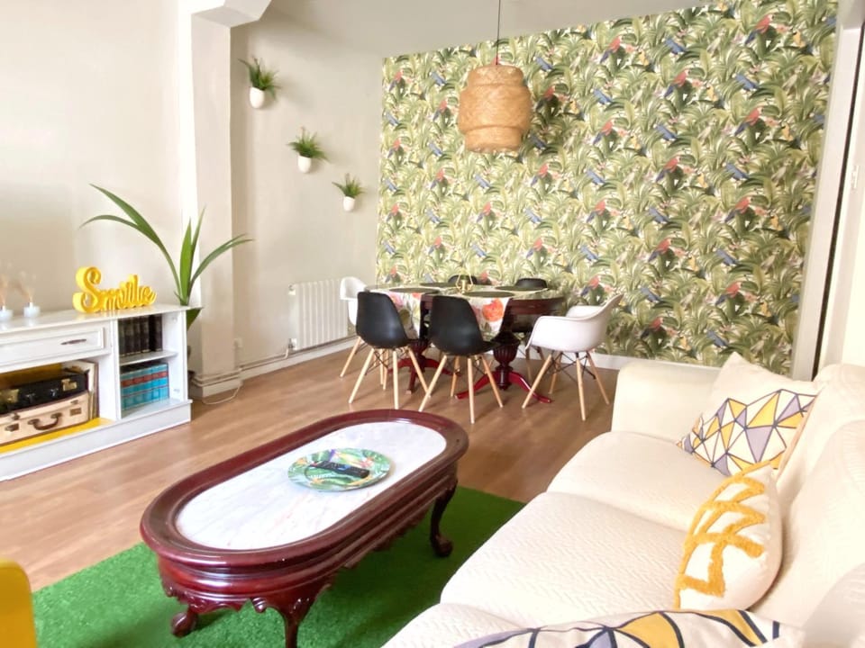 TV and multimedia, Living room, Seating area, Dining area