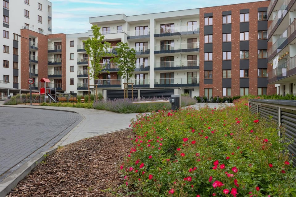 Property building, Spring, Off site, Garden, Location