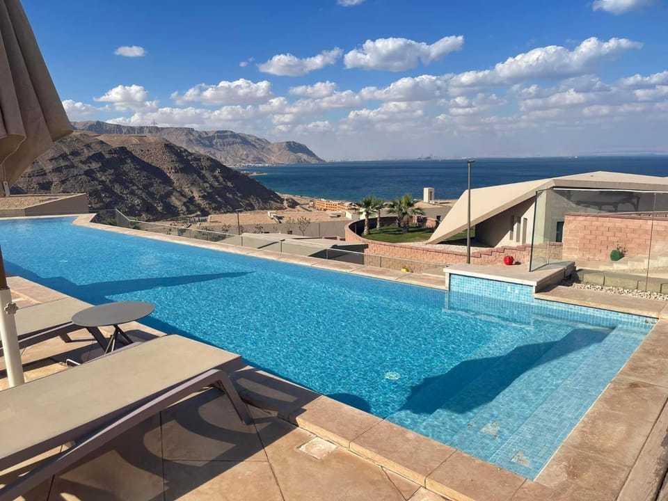 Day, Neighbourhood, Natural landscape, Swimming pool