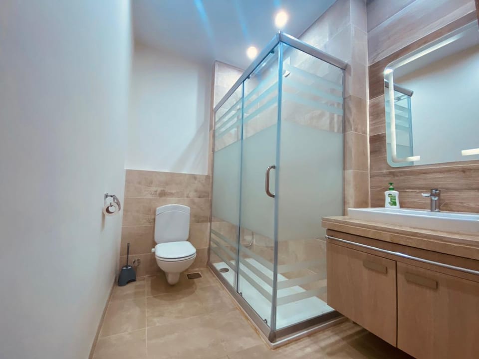 Shower, Toilet