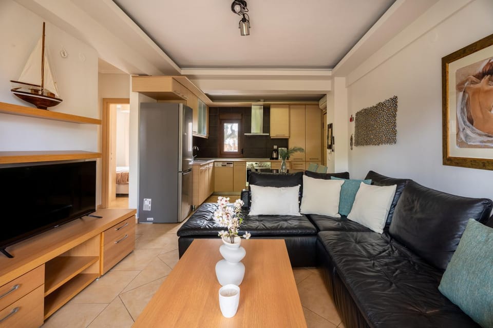 TV and multimedia, Kitchen or kitchenette, Living room, Seating area, Dining area