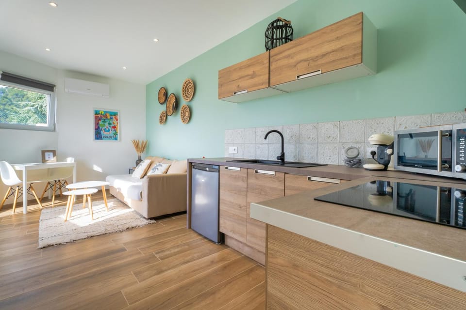 Kitchen or kitchenette, Living room, Seating area, Dining area, minibar, stove
