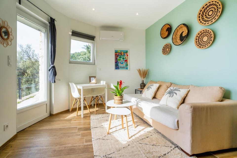 Living room, Seating area, Dining area, air conditioner