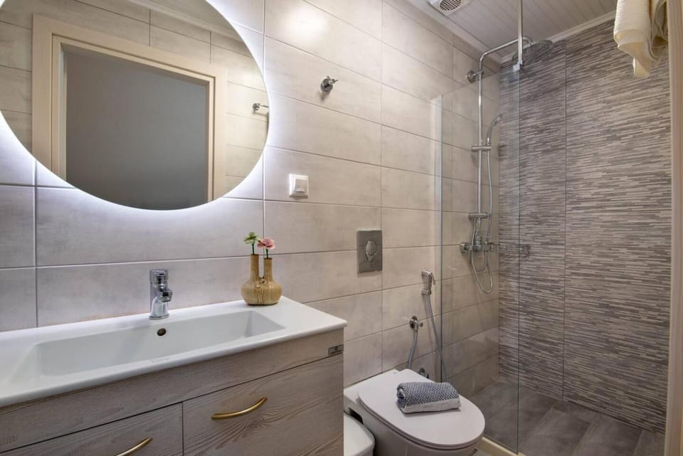 Shower, Toilet, Bathroom, towels