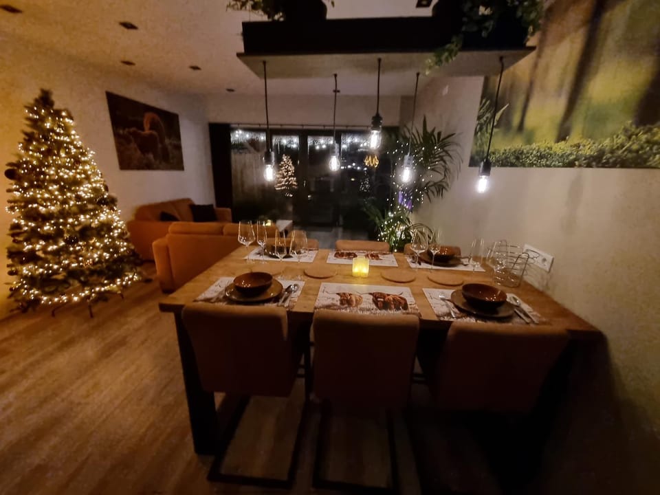 Living room, Dining area, Food