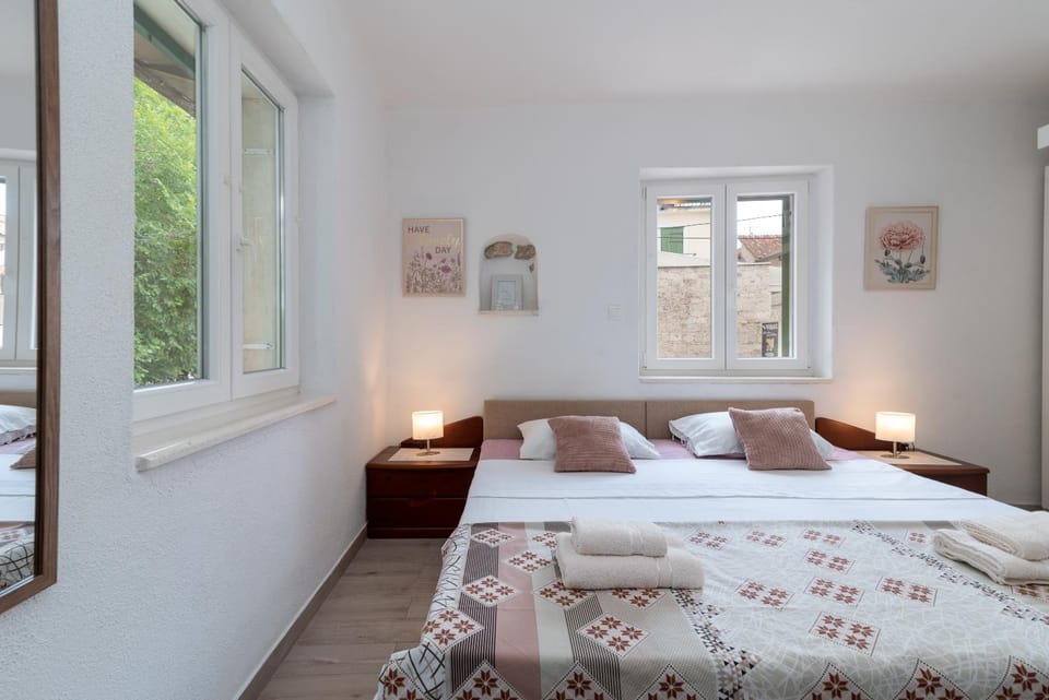 Bed, Photo of the whole room, towels