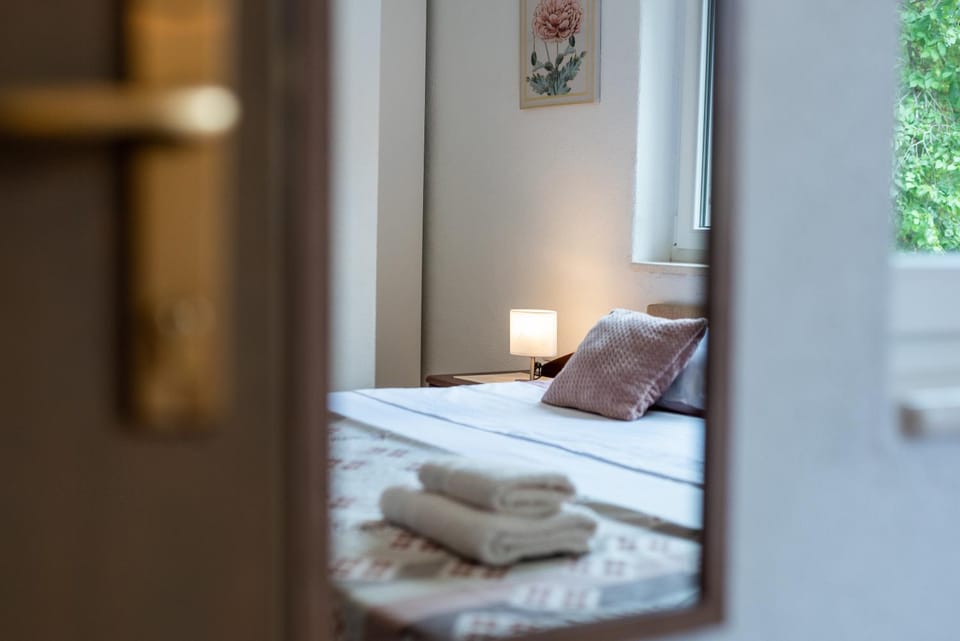 Bed, Photo of the whole room, Bedroom, towels