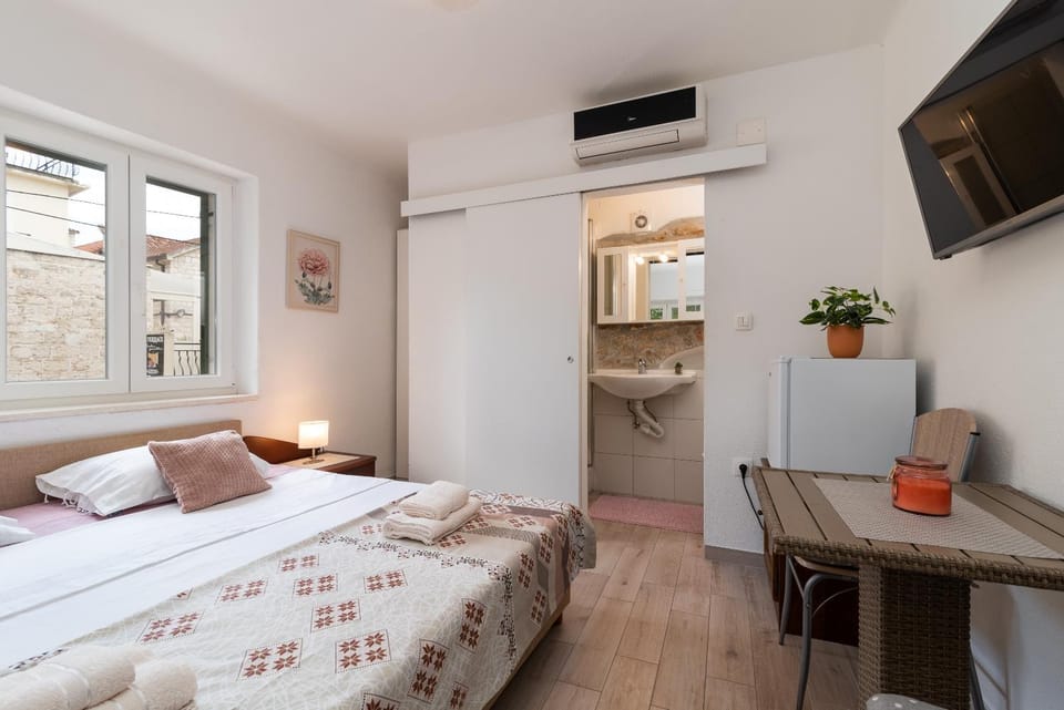 Bed, TV and multimedia, Photo of the whole room, Bedroom, hair dresser, towels, air conditioner