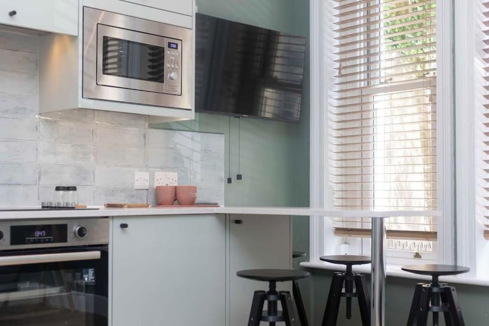 Beautiful 1 bedroom Town Centre Apartment - Sleeps up to 4 People - 5 Minutes to the Best Beach! - Great Location - Fast WiFi - Smart TV - Newly Fefurbished - sleeps up to 4! Close to Bournemouth & Poole Town Centre & Sandbanks Apartment in Bournemouth