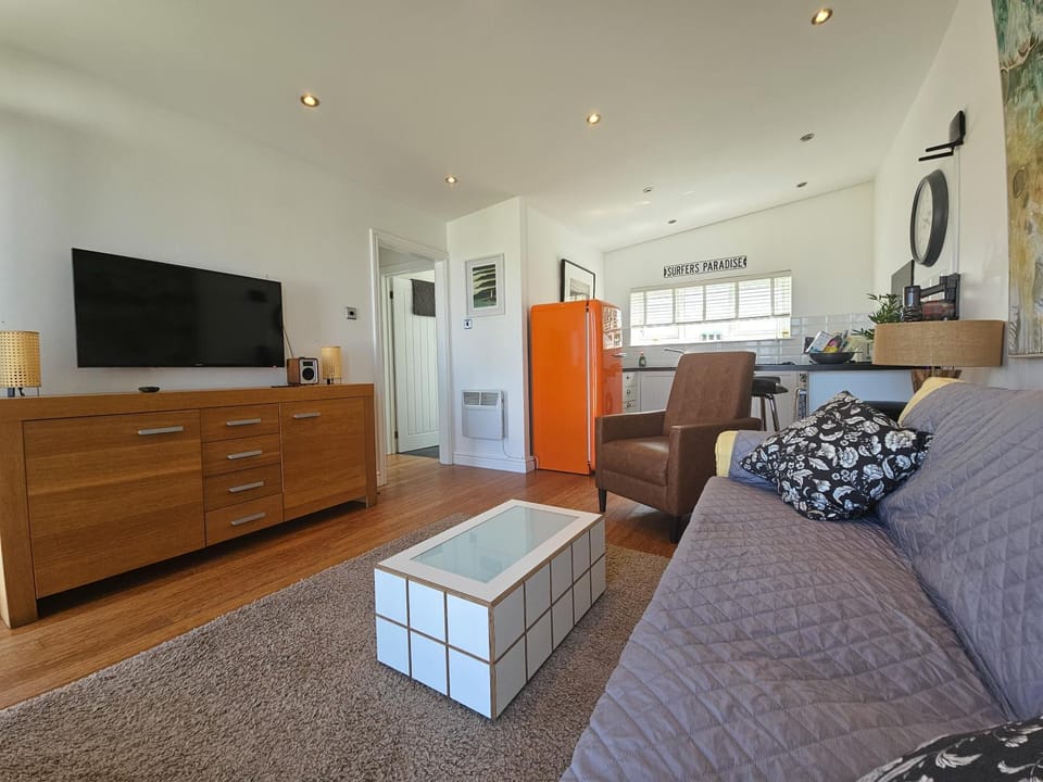 Communal lounge/ TV room, TV and multimedia, Living room, Seating area, Evening entertainment