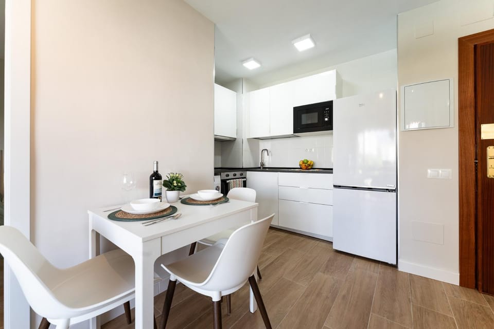 Kitchen or kitchenette, Dining area, microwave, oven, stove
