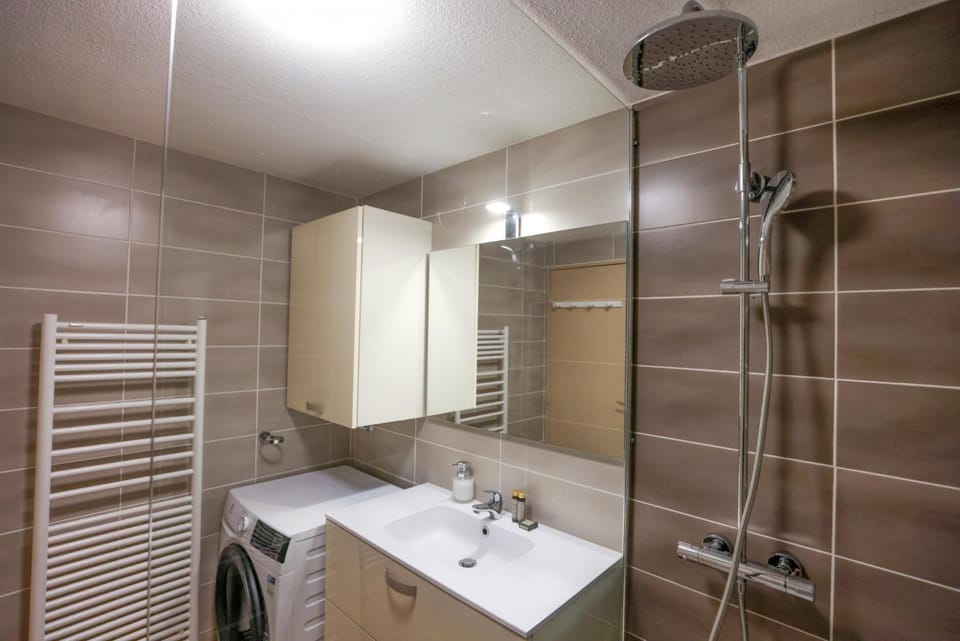 Bathroom, washing machine