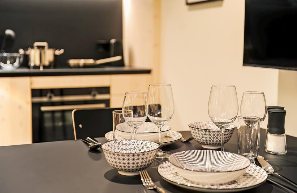 Kitchen or kitchenette, Dining area