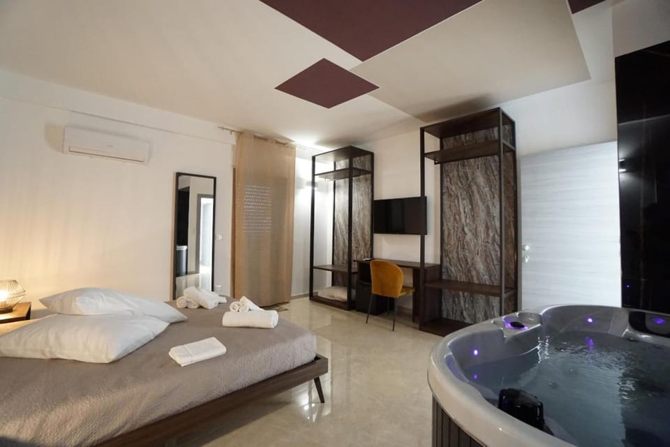 Bed, Hot Tub, Photo of the whole room, Bedroom