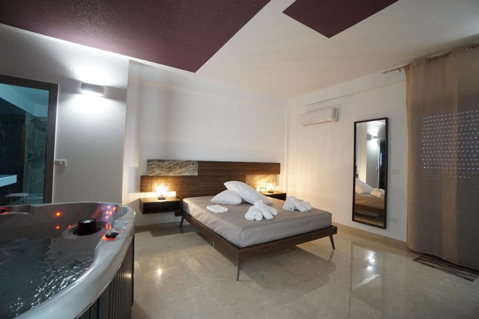 Bed, Hot Tub, Photo of the whole room, Bedroom, towels